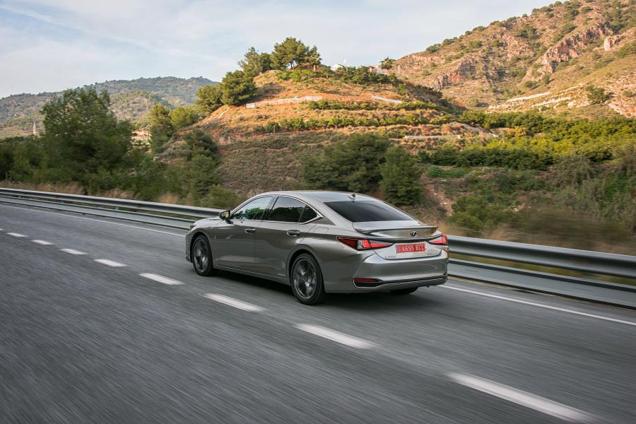  Lexus ES300h F-Sport 2018 года  (WW) (фото 34 из 46)